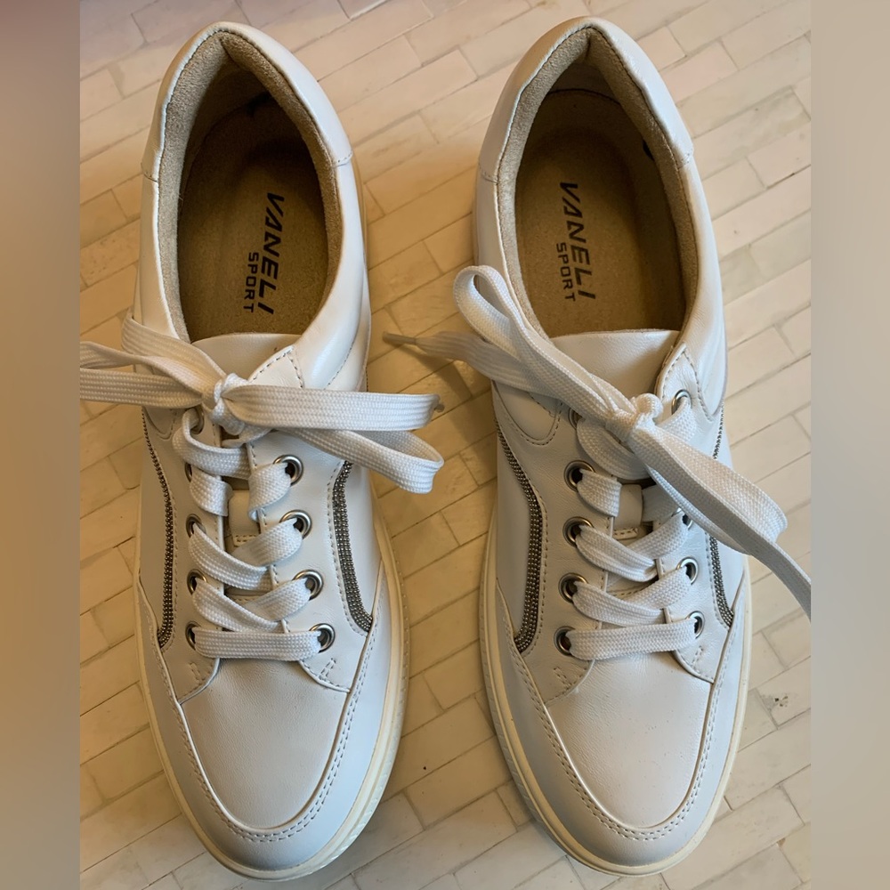 Vaneli Yoela White Women's Sneakers 9.5 Narrow